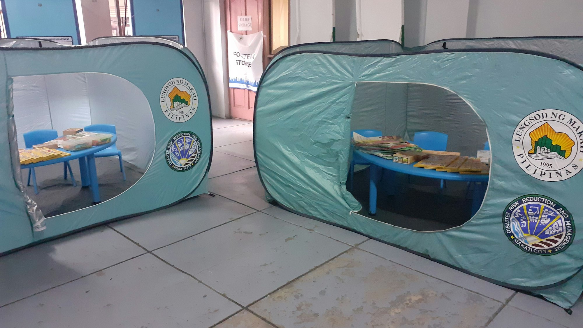 Pop-up-Zelte mit extra Kinderbereich in einem Evakuierungszentrum in Makati City auf den Philippinen.