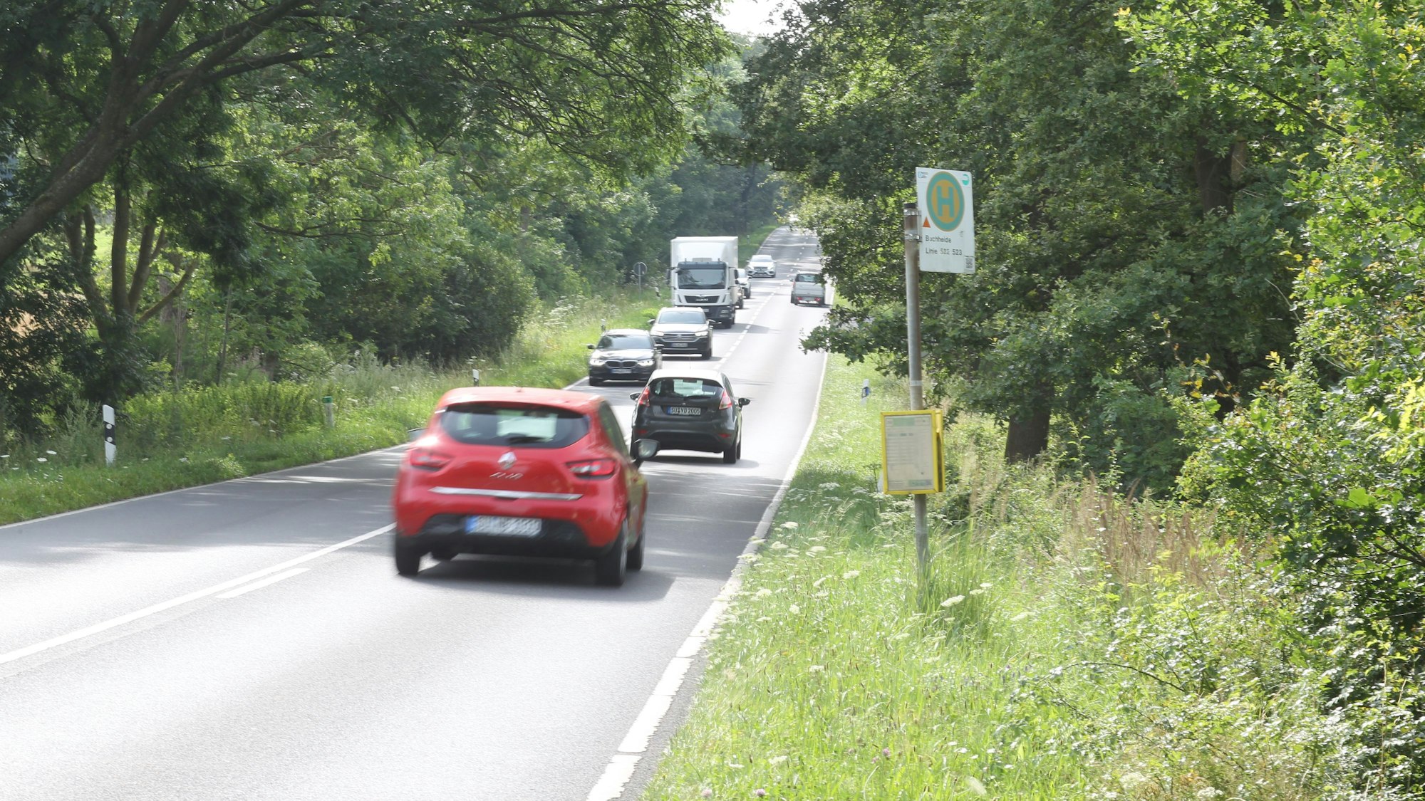 Einsamste Bushaltestellen im Rhein-Sieg-Kreis: Vielleicht nicht wirklich einsam, aber extrem gefährlich ist die Bushaltestelle Buchheide hinter Hennef-Uckerath in Richtung Kircheib kurz vor dem Ende des Rhein-Sieg-Kreises. Hier muss man an der vielbefahrenen Bundesstraße B8 schon mutig sein, als Gast und auch als Busfahrer, der hier aber überwiegend auch nur einmal in der Stunde hält.