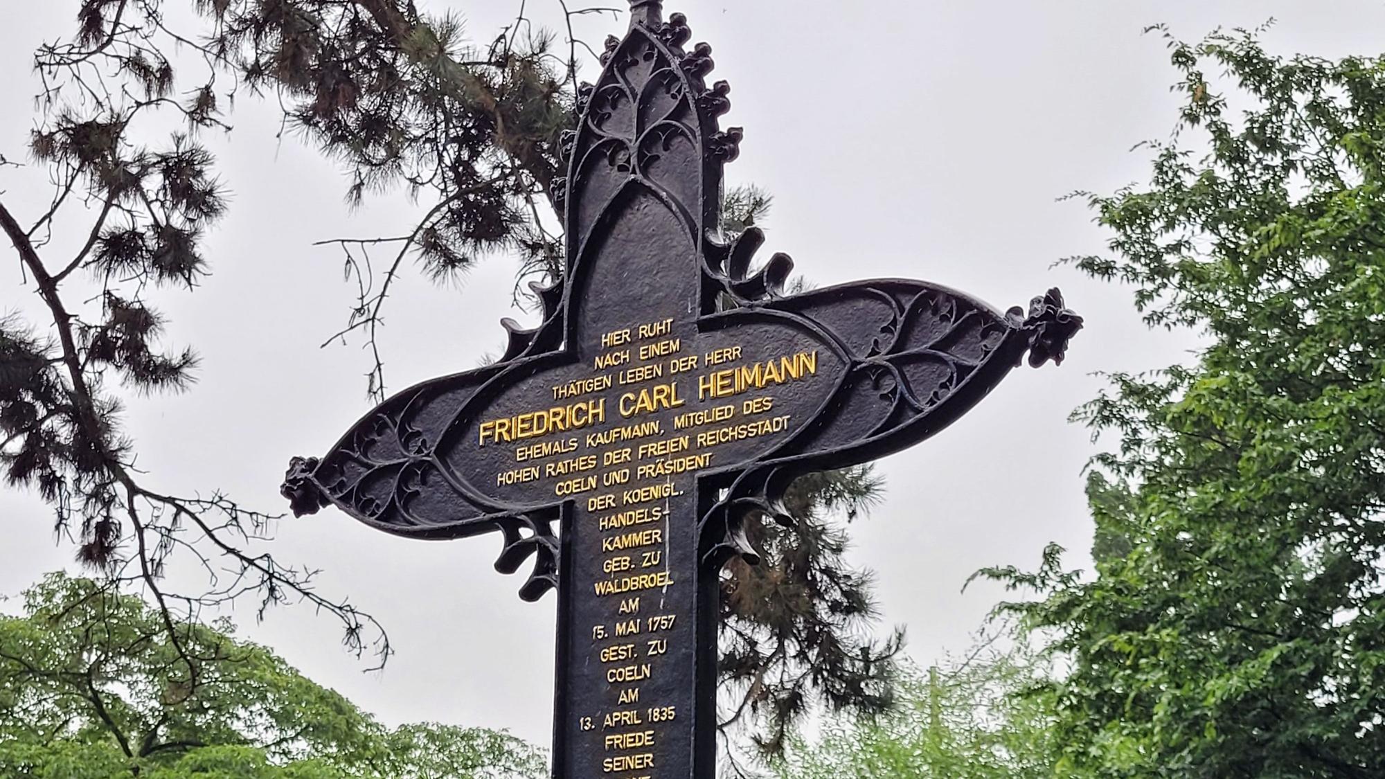 Ein riesiges, gusseisernes Kreuz thront auf dem Grab von Friedrich Carl Heimann auf dem Kölner Melaten-Friedhof, es erinnert auch an seine Herkunft aus Waldbröl.