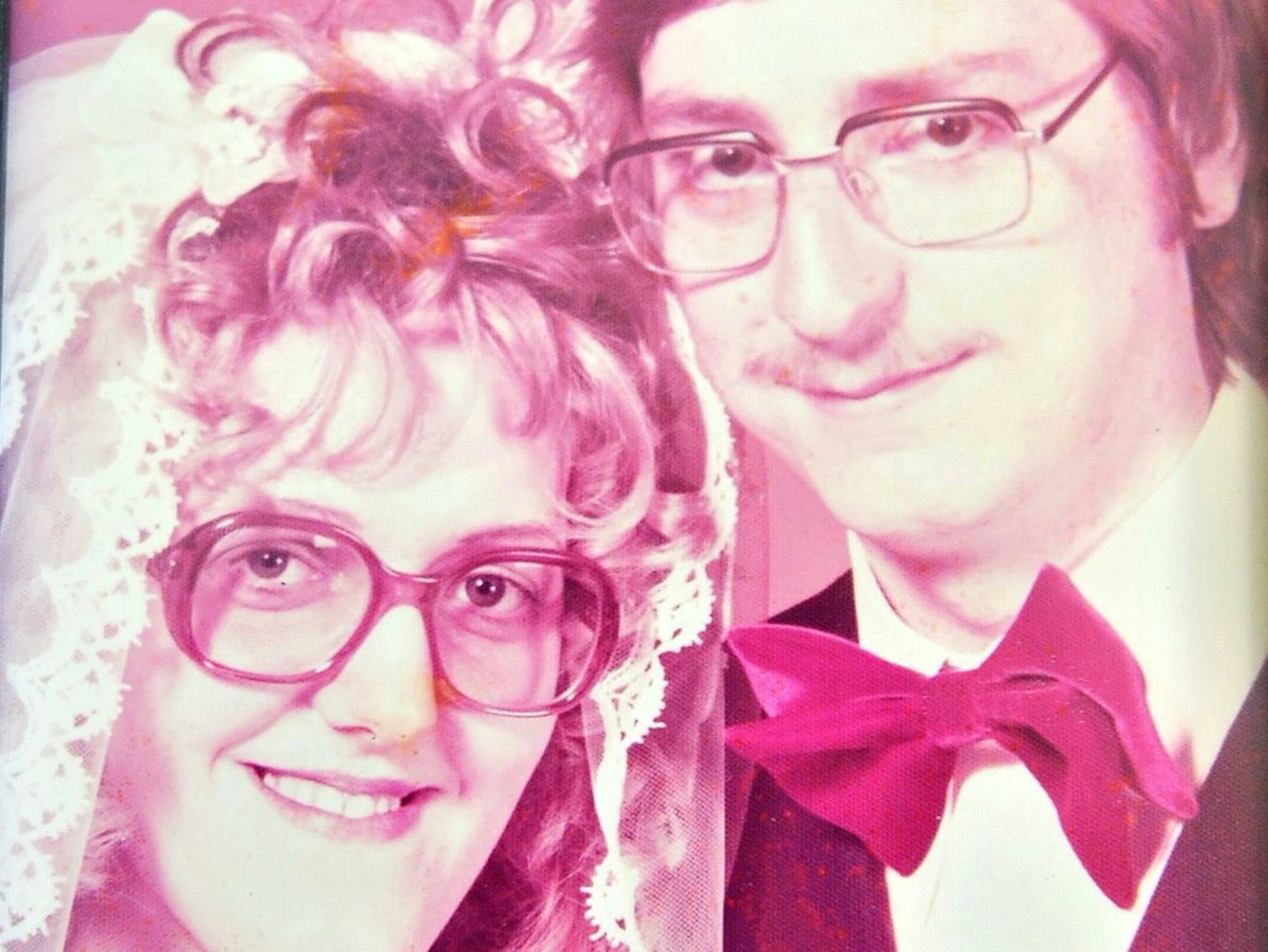 Die Eheleute Benden als Hochzeitspaar, sie mit Brautschleier, er mit rosafarbener Fliege.