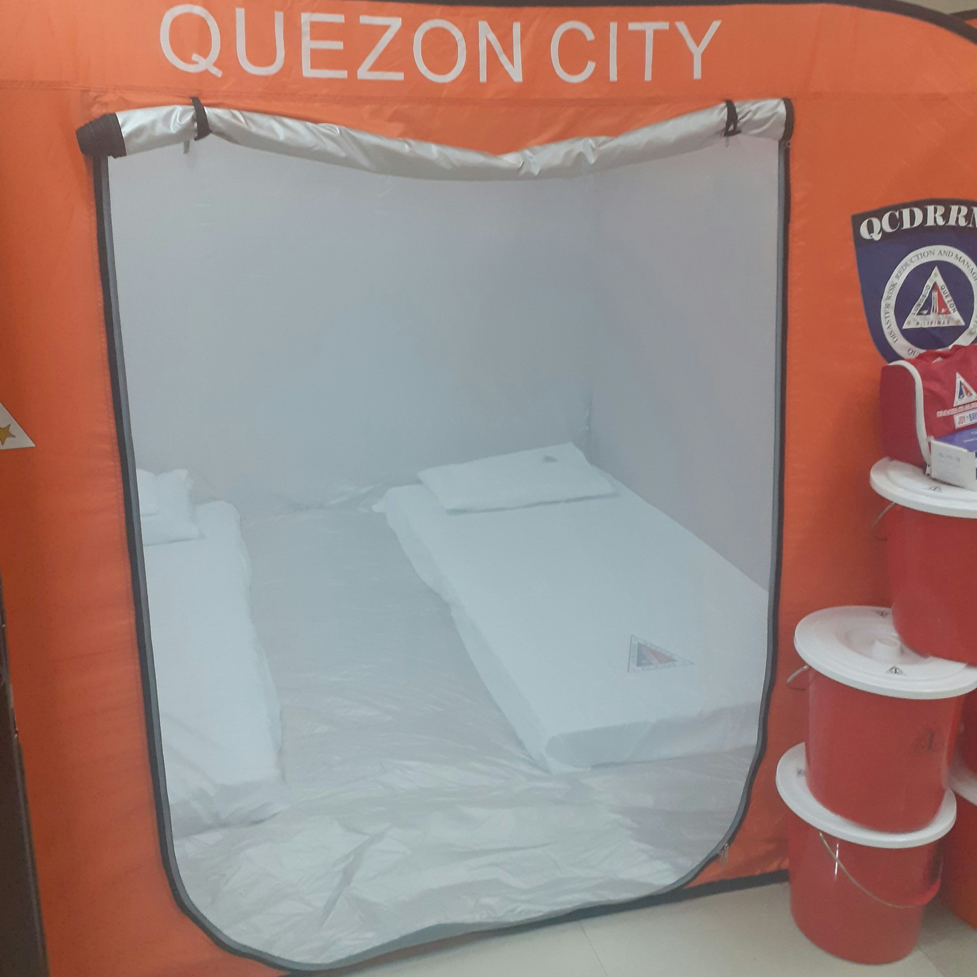 Pop-up-Zelte mit extra Kinderbereich in einem Evakuierungszentrum in Makati City auf den Philippinen