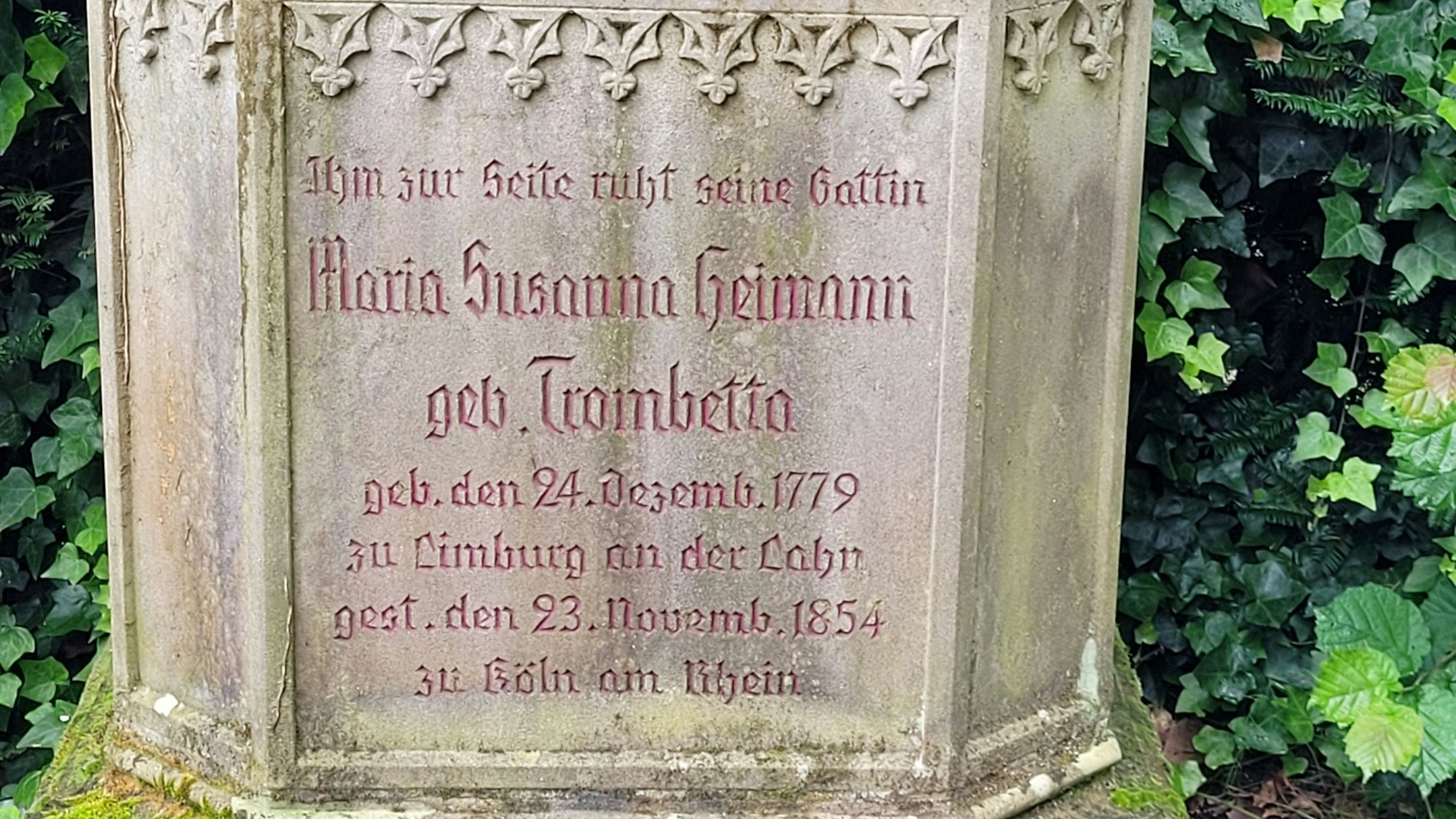 Neben dem Waldbröler Carl Friedrich Heimann ruht seine Ehefrau Maria Susanna Trombetta, geboren in Limburg an der Lahn. Sie starb im November 1854.