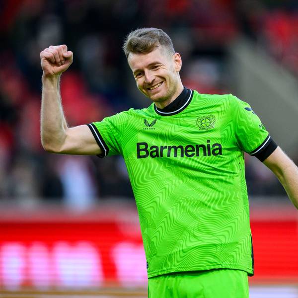 Leverkusens Torwart Lukas Hradecky jubelt nach dem Spiel in Heidenheim im Februar.