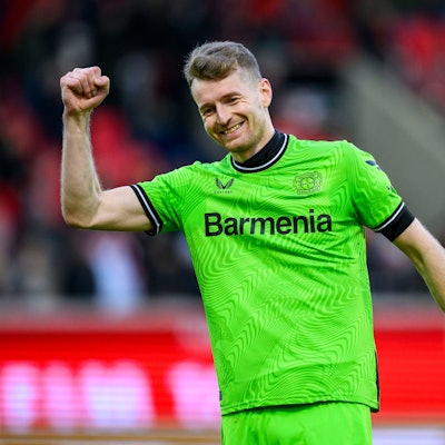 Leverkusens Torwart Lukas Hradecky jubelt nach dem Spiel in Heidenheim im Februar.