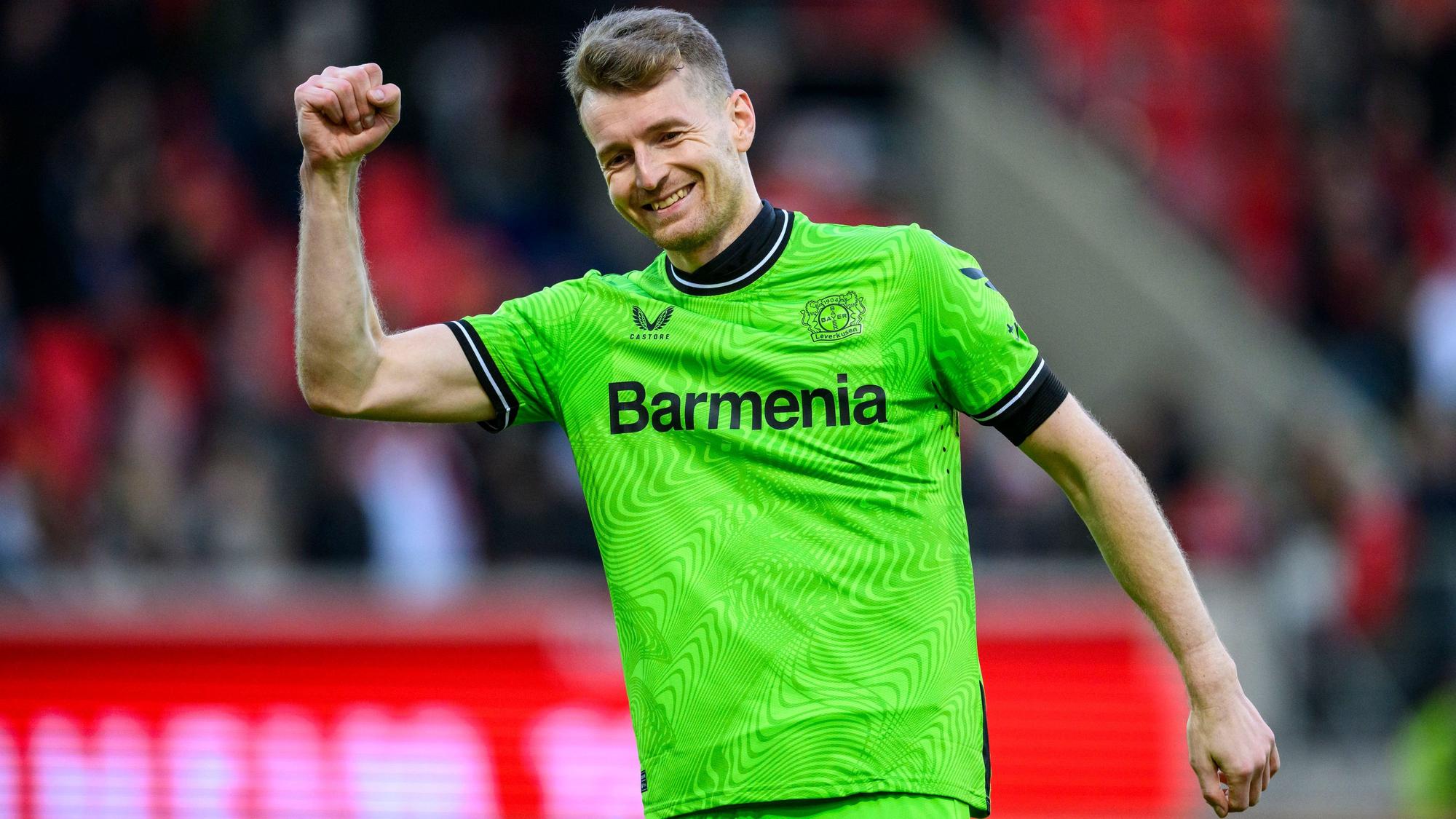 Leverkusens Torwart Lukas Hradecky jubelt nach dem Spiel in Heidenheim im Februar.