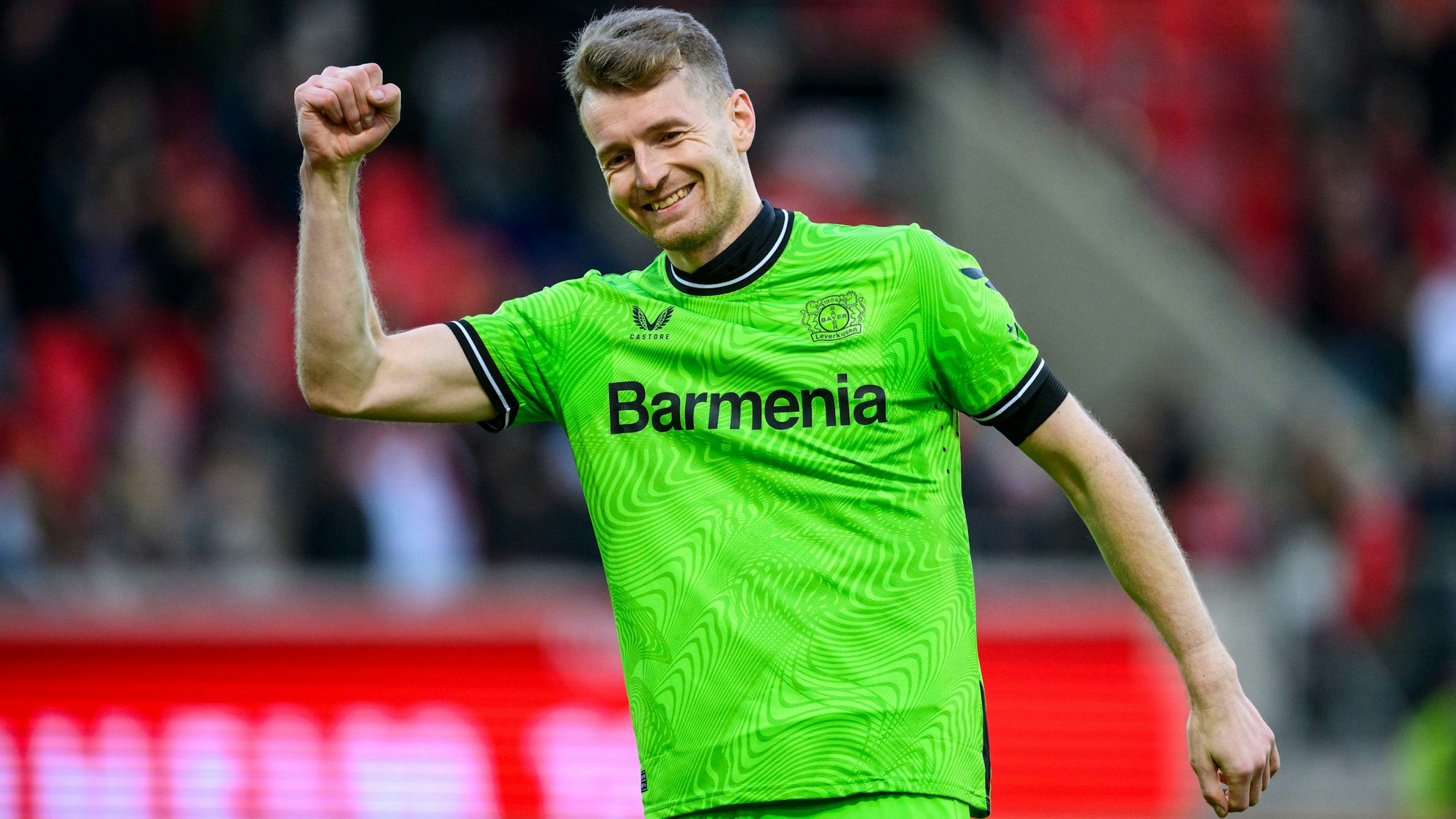 Leverkusens Torwart Lukas Hradecky jubelt nach dem Spiel in Heidenheim im Februar.