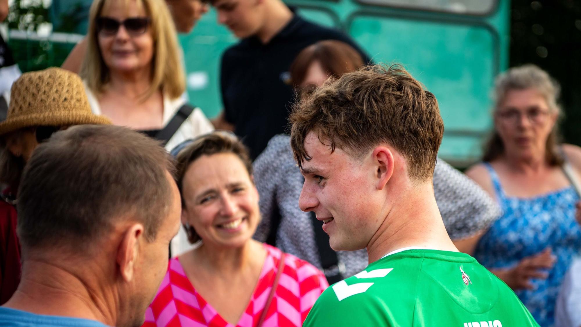 Torwart Jonas Urbig steuert im Stadion seine Familie an.