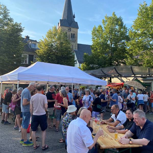 Menschen auf dem Burscheider Marktplatz