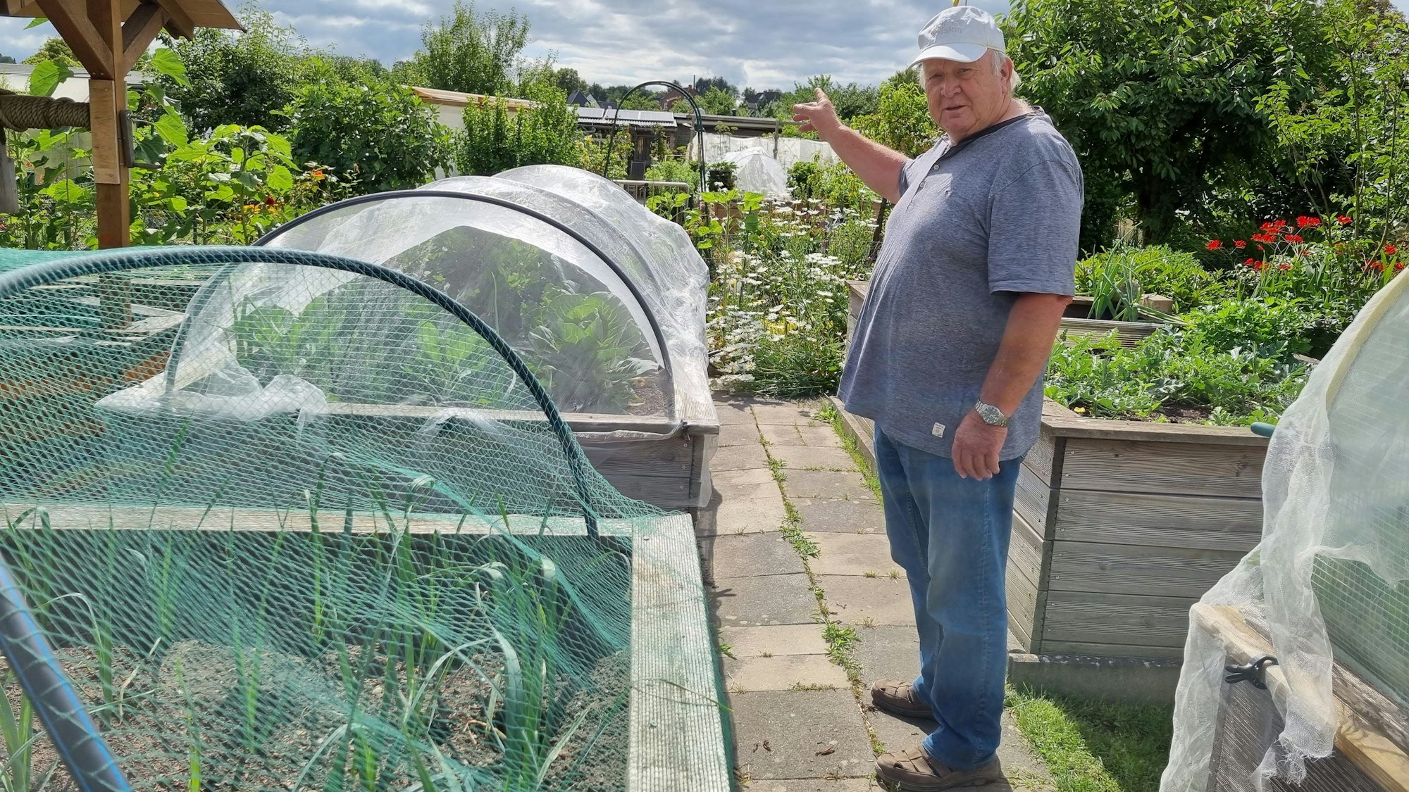 Wolfgang Müller, 1. Vorsitzender des Kleingärtnervereins Ruhlach e.V., spricht im Juli 2022 in seinem Kleingarten in Leverkusen Opladen über die Flut im Juli 2021