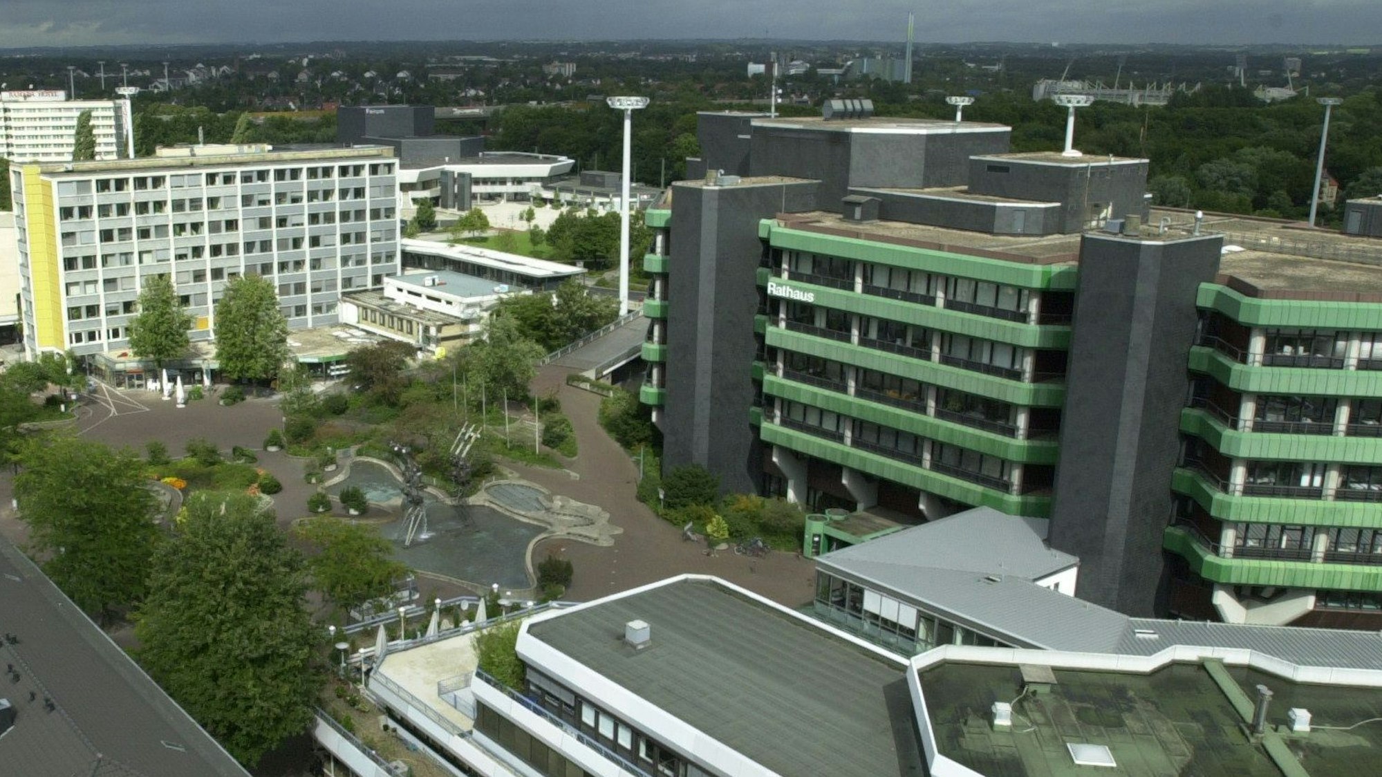 Die City mit dem grünen Leverkusener Rathaus. BILD: RALF KRIEGER