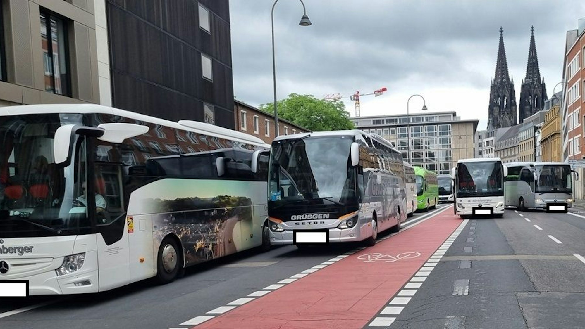 Reisebusse parken auf der Gereonstraße im Halteverbot