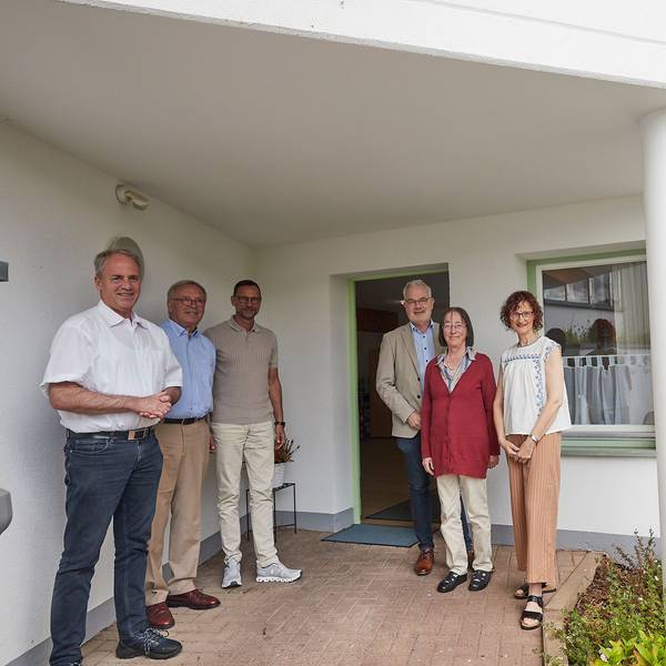 Hermann-Josef Esser, Michael Tietmeyer, Georg Schmiede, Malte Duisberg, Veronika Neumann und Christine Bötzele (von links) stehen im Eingangsbereich des Betreuten Wohnens.