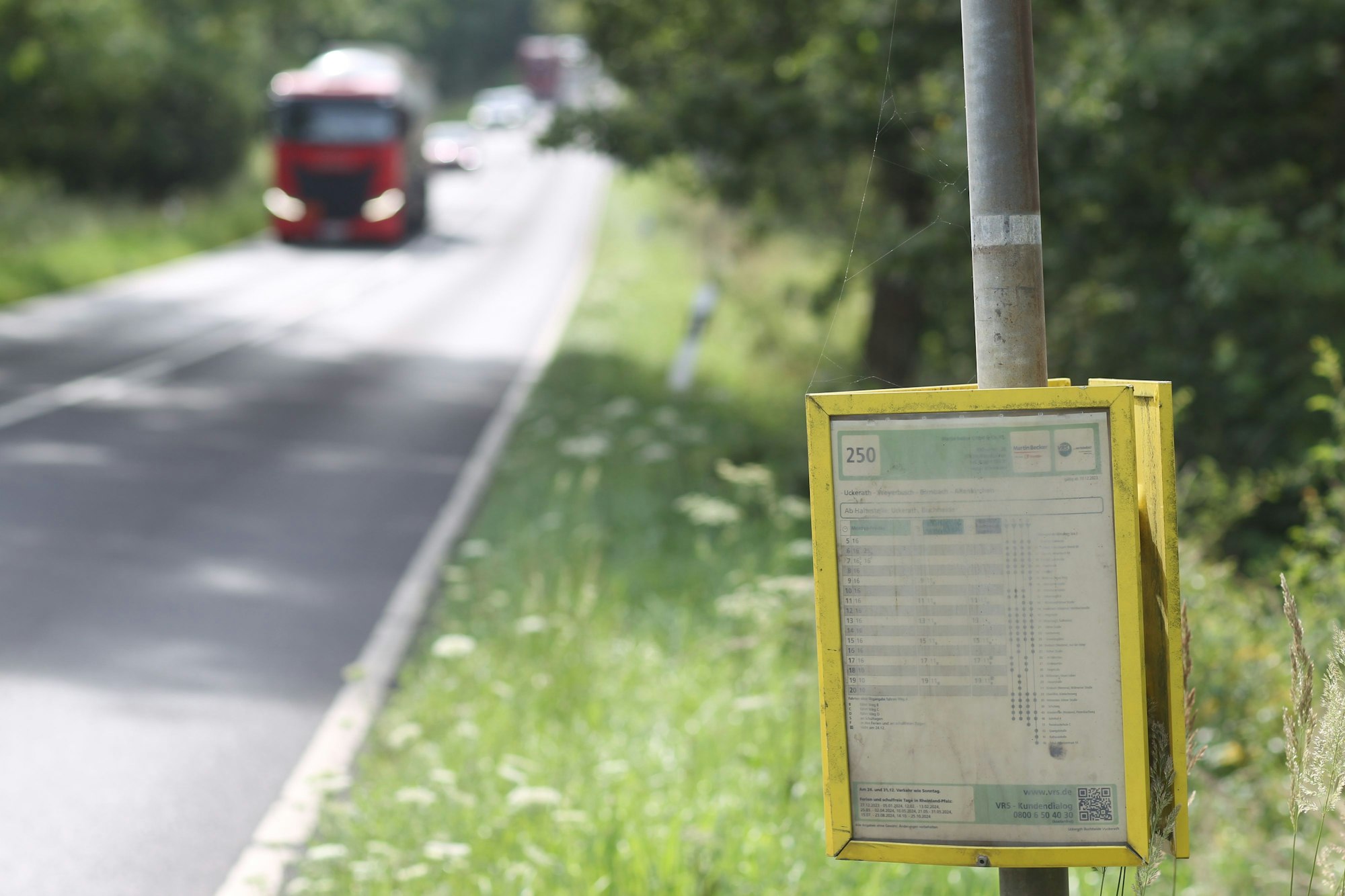 Einsamste Bushaltestellen im Rhein-Sieg-Kreis: Vielleicht nicht wirklich einsam, aber extrem gefährlich ist die Bushaltestelle Buchheide hinter Hennef-Uckerath in Richtung Kircheib kurz vor dem Ende des Rhein-Sieg-Kreises. Hier muss man an der vielbefahrenen Bundesstraße B8 schon mutig sein, als Gast und auch als Busfahrer, der hier aber überwiegend auch nur einmal in der Stunde hält.