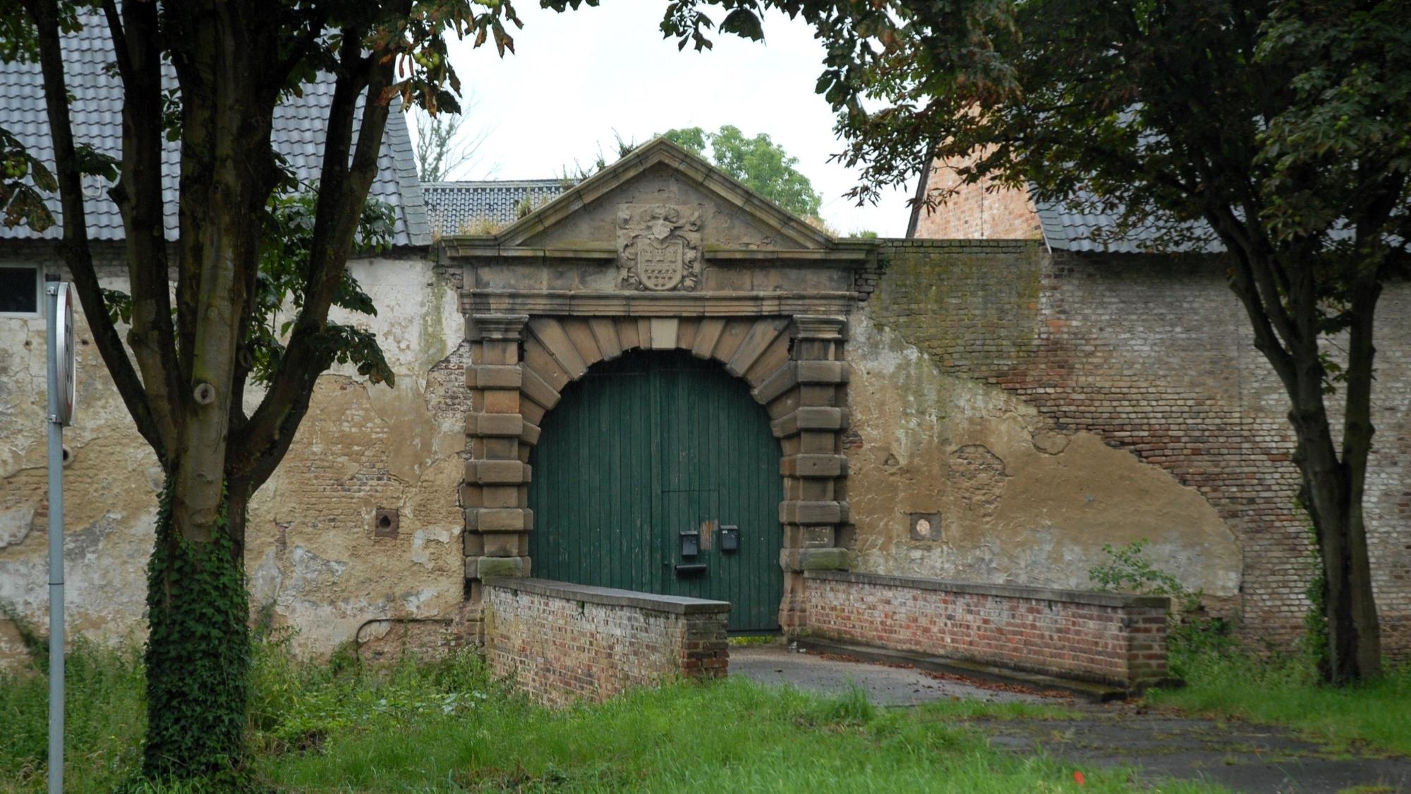Zu sehen ist das Portal einer Burg.
