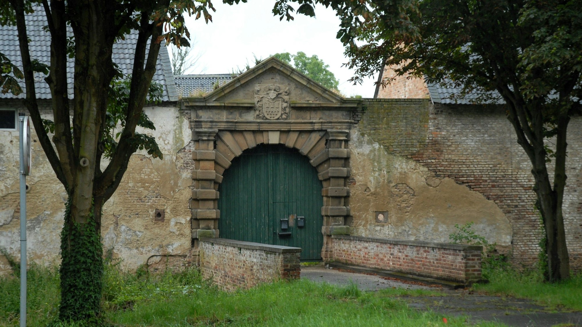 Zu sehen ist das Portal einer Burg.