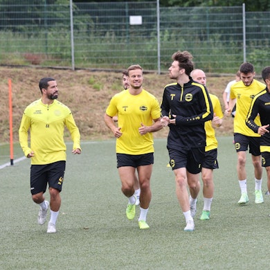 Fröhlich absolvieren die Hohkeppeler Fußballer Laufeinheiten auf dem Sportplatz in Lindlar-Köttingen.