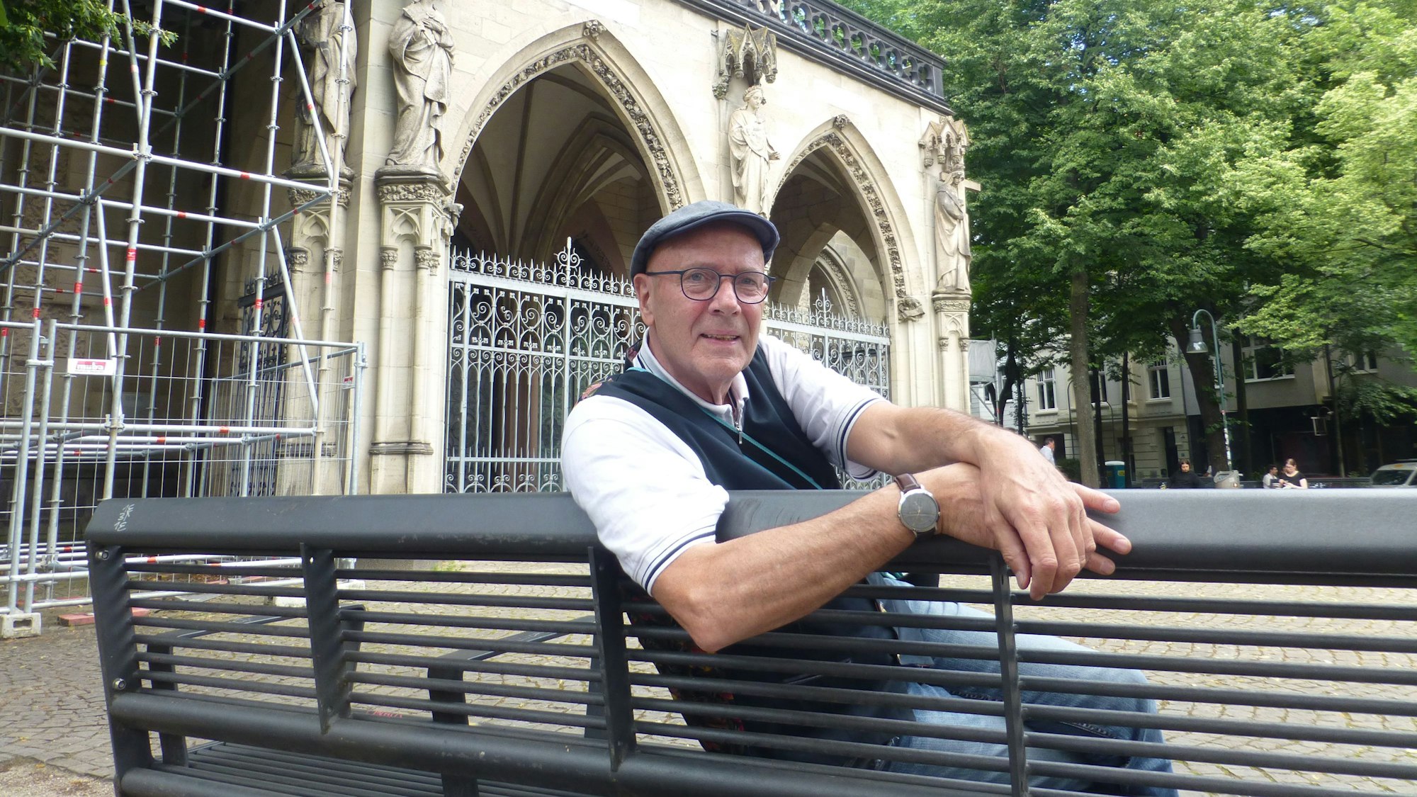 Günter Leitner auf dem Platz vor der Agneskirche