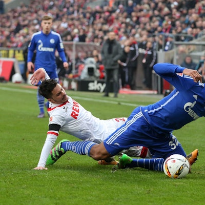 2016: Der Schalker Joel Matip (r.) im Zweikampf mit dem Kölner Leonardo Bittencourt