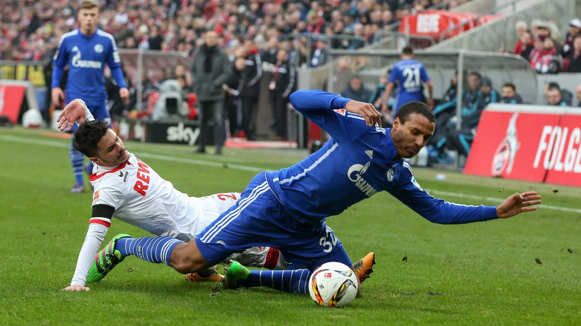 2016: Der Schalker Joel Matip (r.) im Zweikampf mit dem Kölner Leonardo Bittencourt