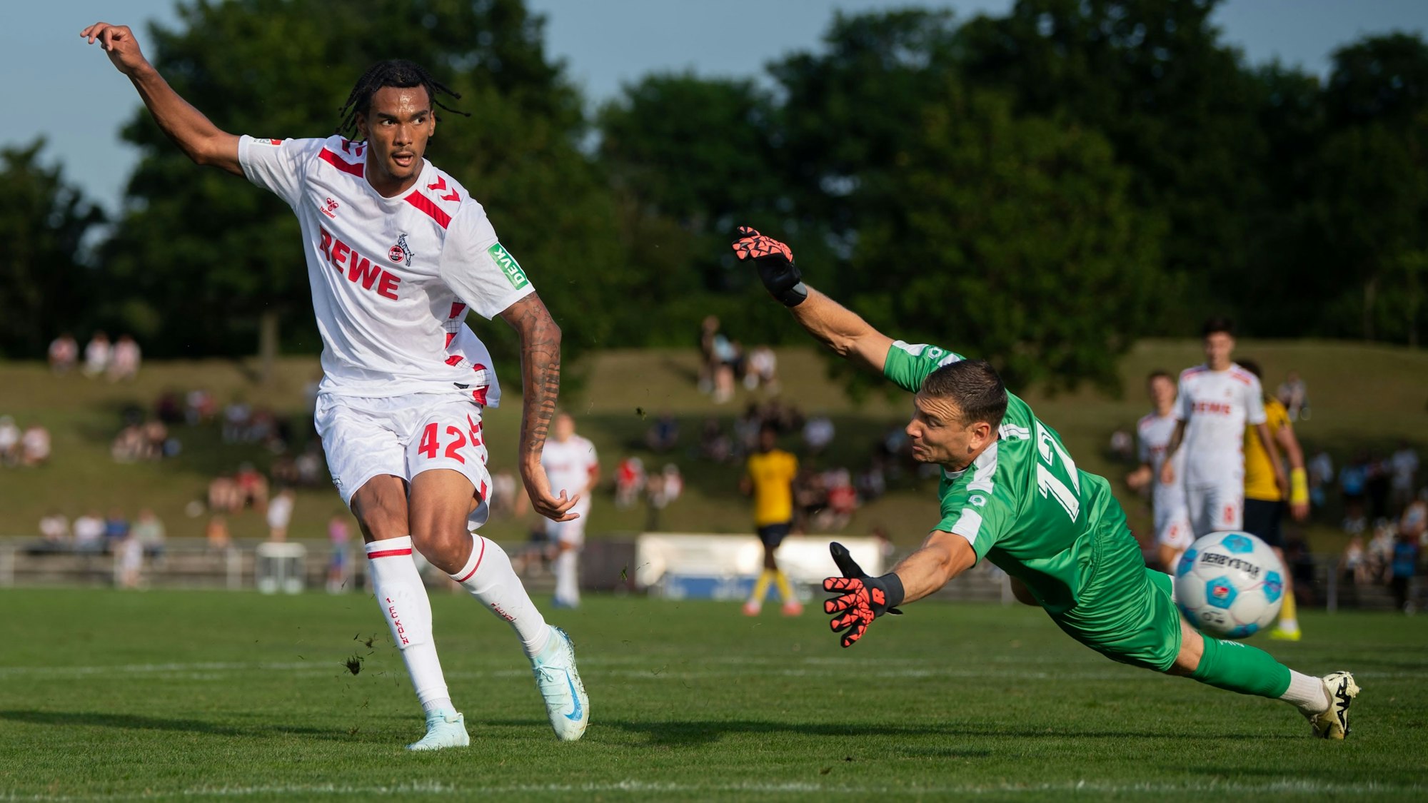 Damion Downs nach seinem Schuss, der belgische Torwart verfehlt im Flug den Ball.