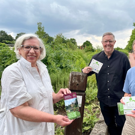Drei Menschen im Neulandpark