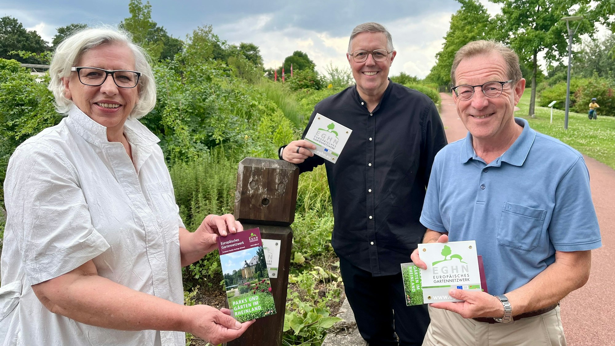 Drei Menschen im Neulandpark