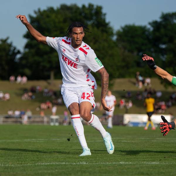Das Bild zeigt den Torschuss zum 2:0 durch Damion Downs.