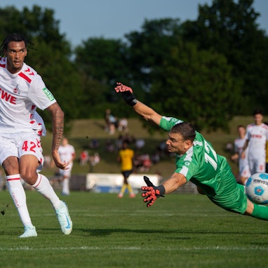 Das Bild zeigt den Torschuss zum 2:0 durch Damion Downs.