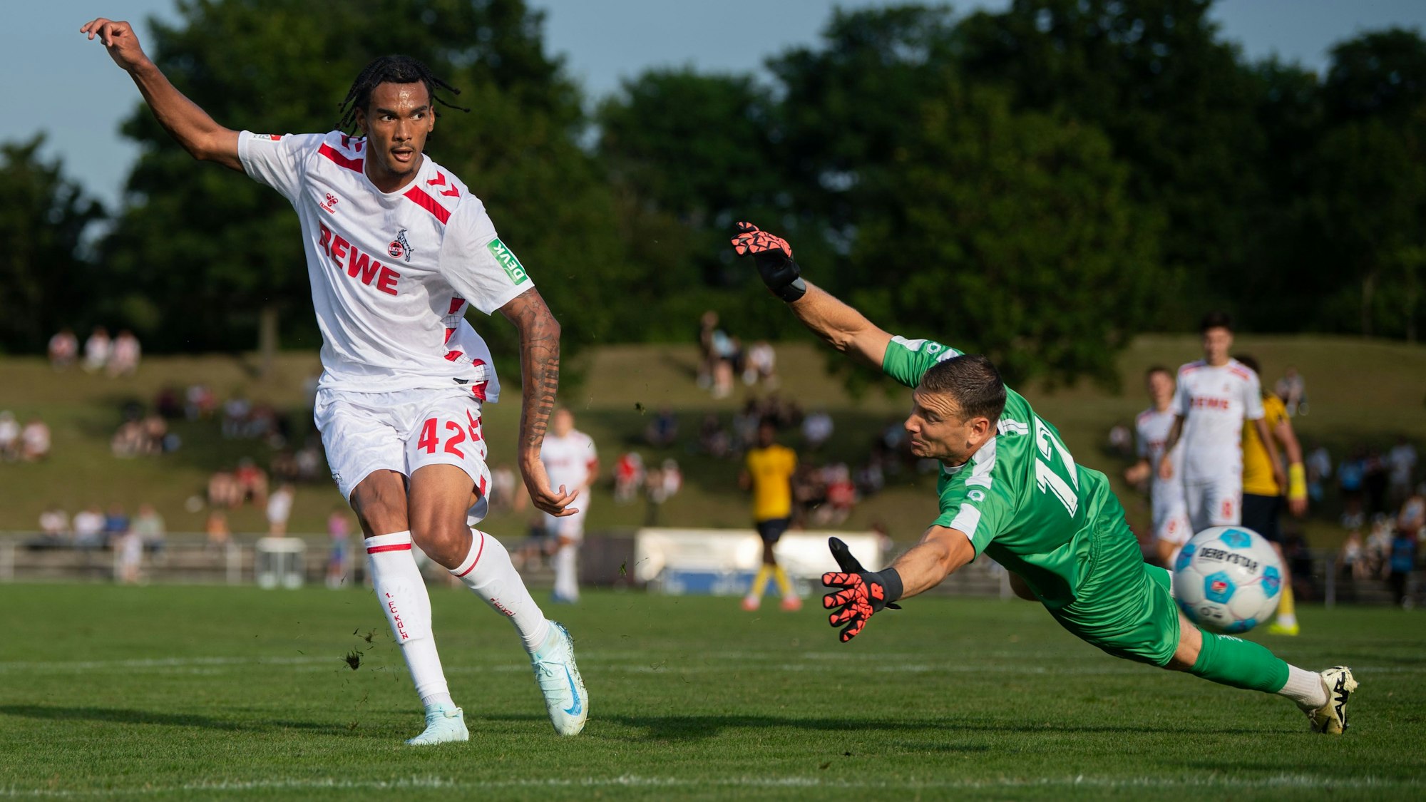 Das Bild zeigt den Torschuss zum 2:0 durch Damion Downs.