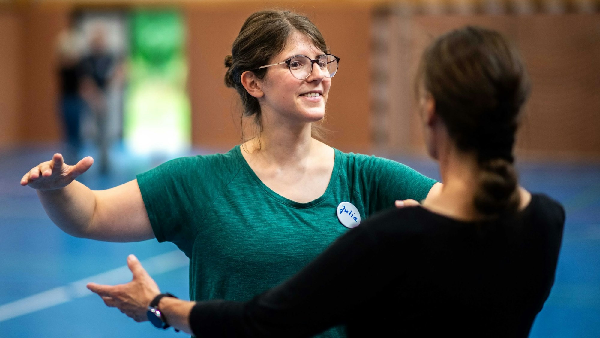 Das Bild zeigt Julia Reuß mit Tanzlehrerin Iris. Sie tanzen gemeinsam, ohne sich zu berühren.