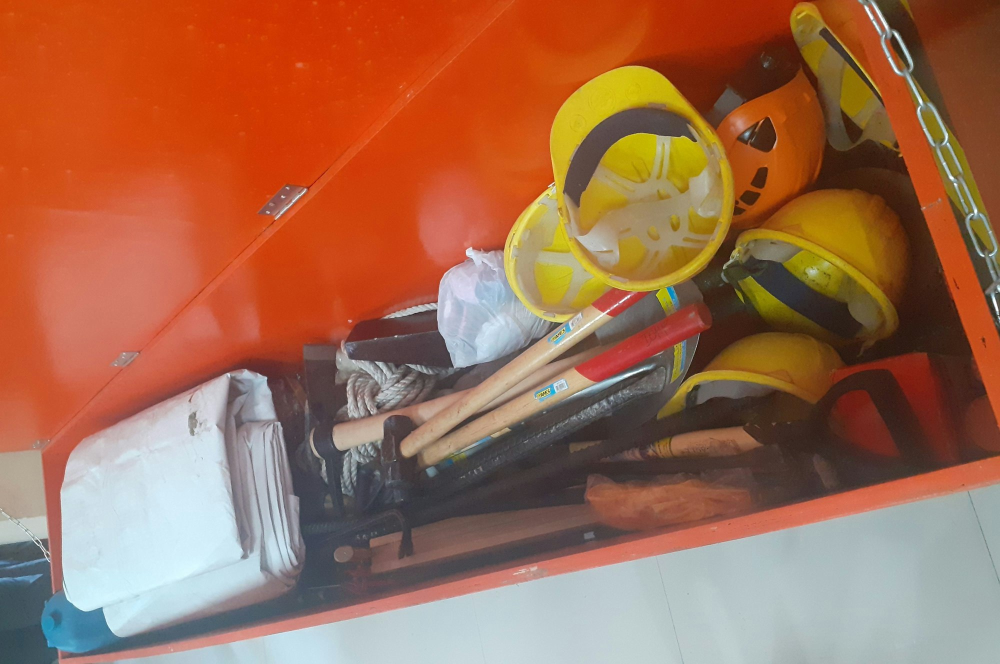Eine Erdbeben-Notfallbox mit einfachen Werkzeugen für erste Rettungsmaßnahmen in Makati City auf den Philippinen