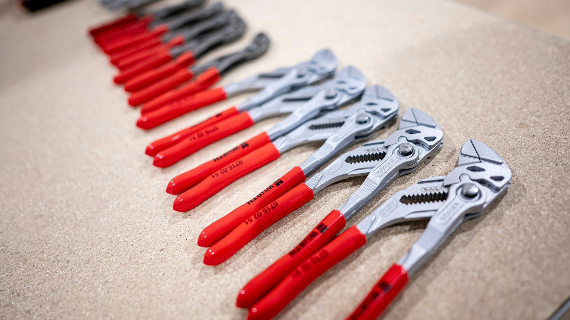 Verschiedene Rohrzangen liegen an einer Wand in der Enpal Akademie.