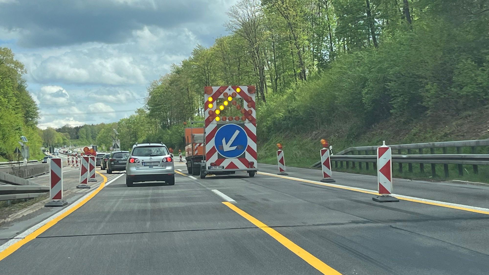 Eine gesperrte Autobahnabfahrt.