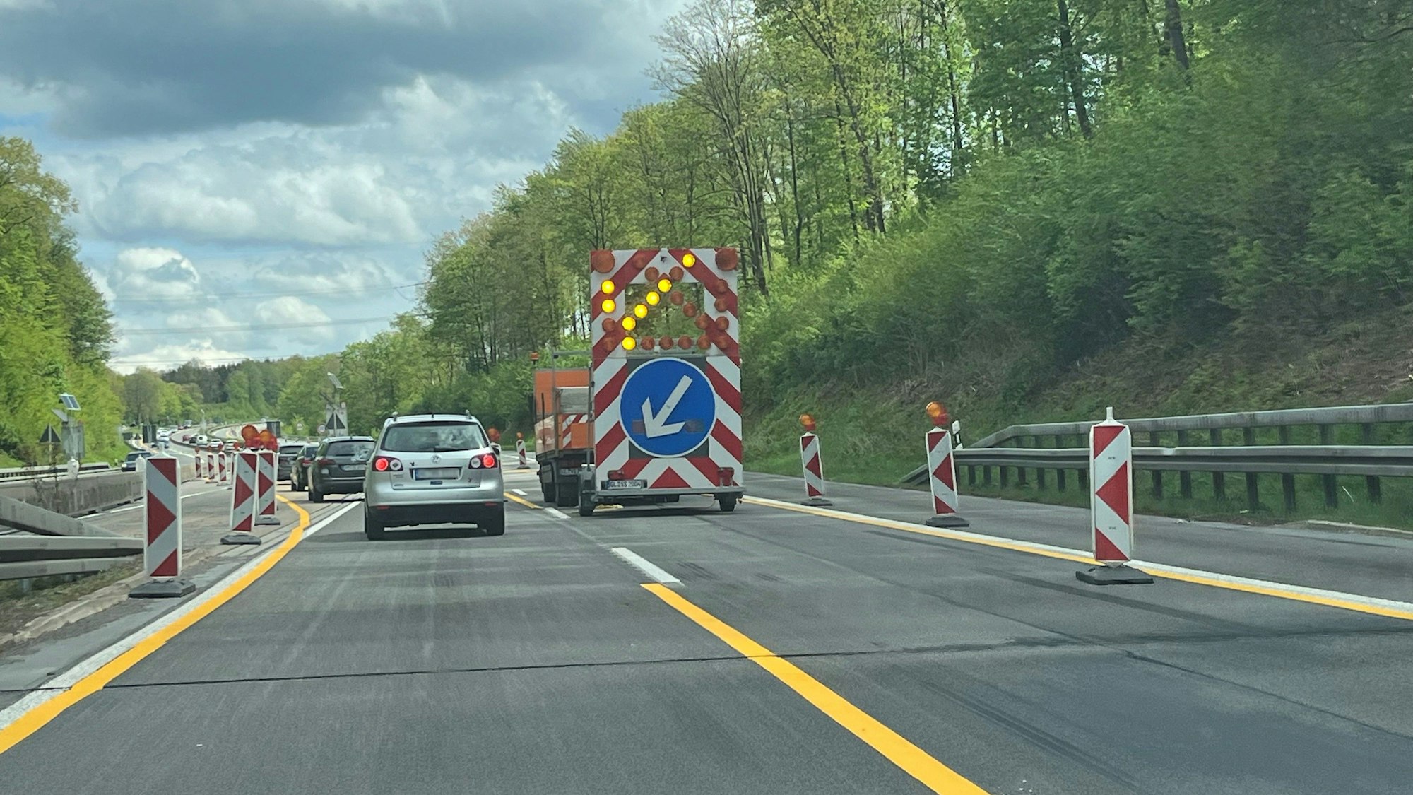 Eine gesperrte Autobahnabfahrt.