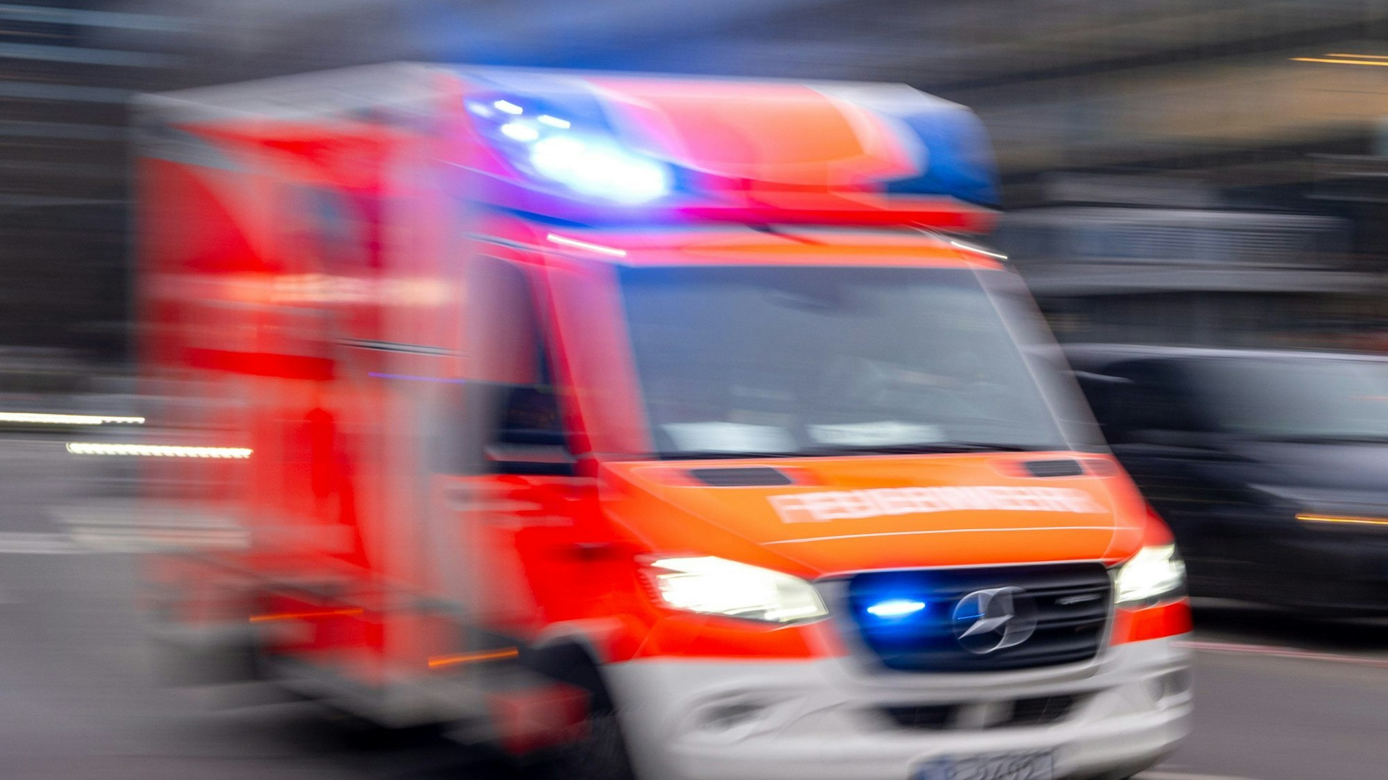 Ein Rettungswagen fährt mit Blaulicht zu einem Einsatz.