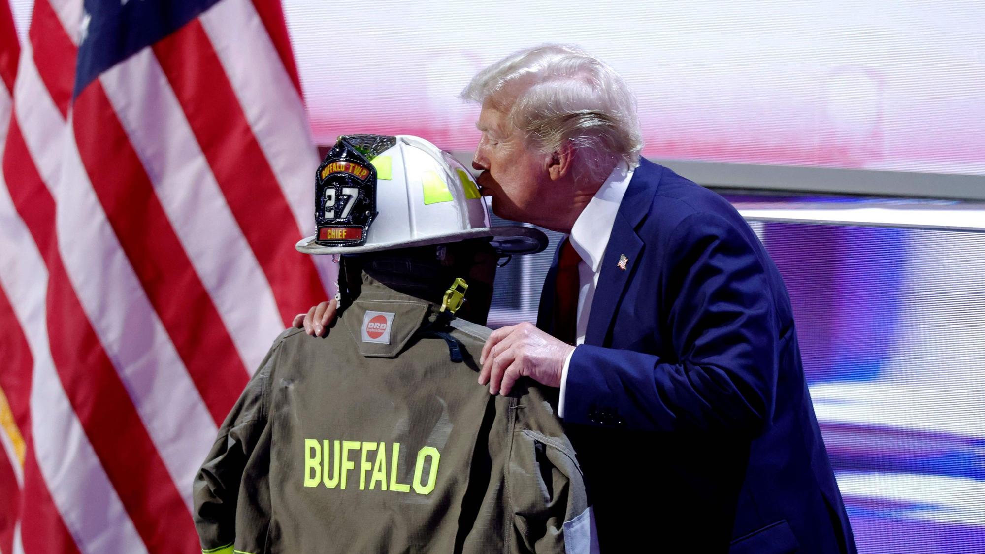 Der ehemalige US-Präsident und republikanische Präsidentschaftskandidat 2024 Donald Trump küsst einen Helm und eine Feuerwehrjacke, die Corey Comperatore gehörten, der bei einer Kundgebung, bei der Trump ein Attentat überlebte, tödlich angeschossen wurde, als er am letzten Tag des republikanischen Nationalkongresses 2024 im Fiserv Forum in Milwaukee, Wisconsin, die Nominierung seiner Partei entgegennahm.