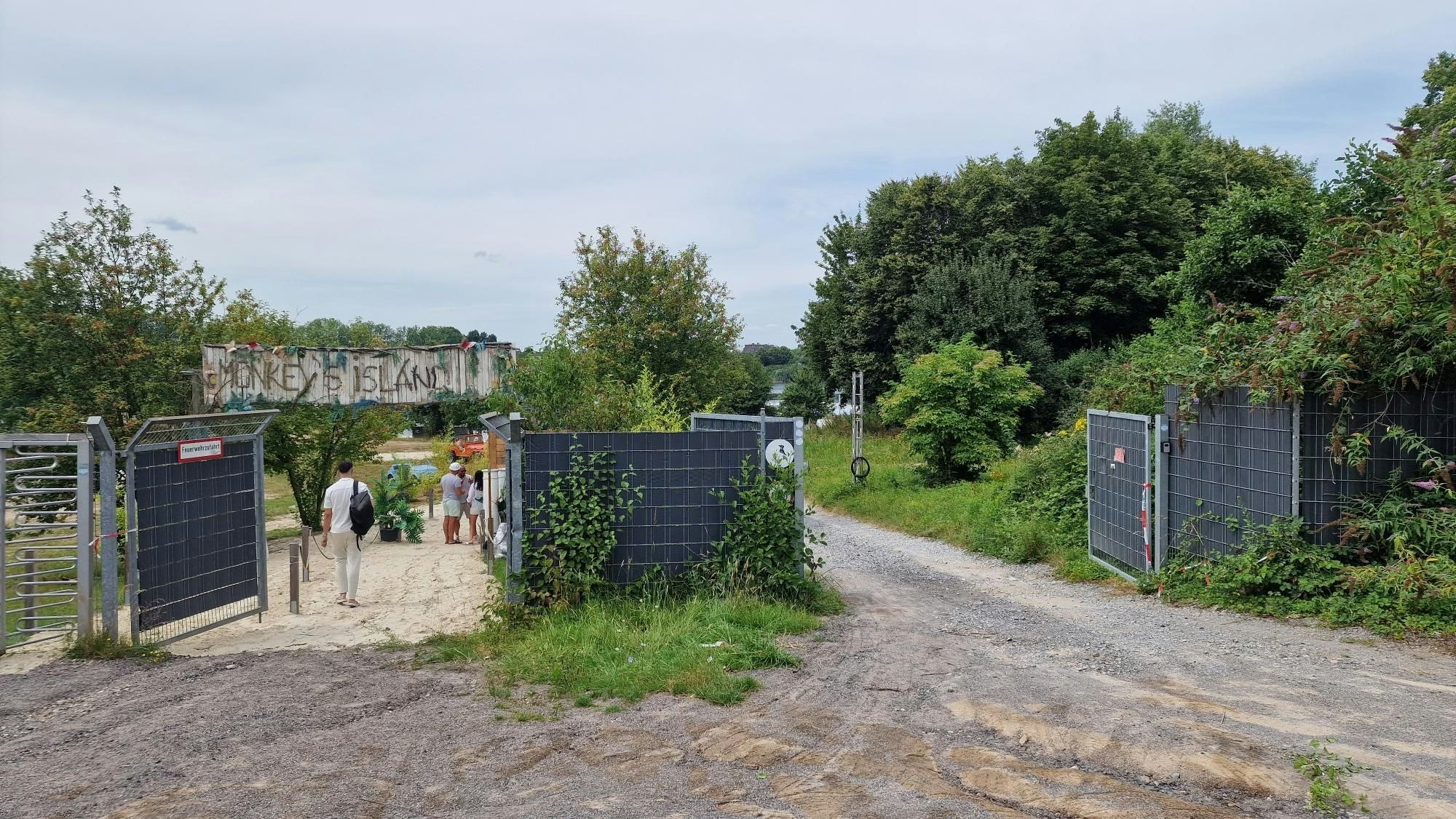 Monkey's Island Strandbar am Escher See öffnet Freitagmittag, obwohl das Bauaufsichtsamt eine Nutzungssperre verhängt hat. Das rote Plakat hängt noch am rechten Zauntor.