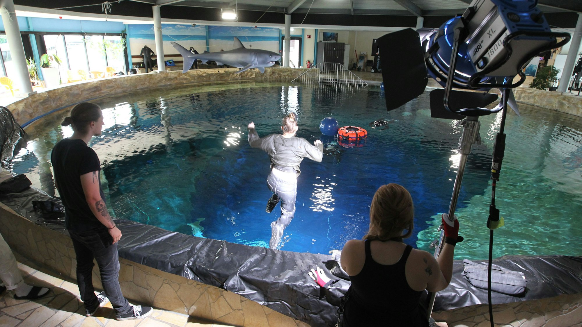 Schauspielerin Luzia Opermann springt in den Tauchturm.