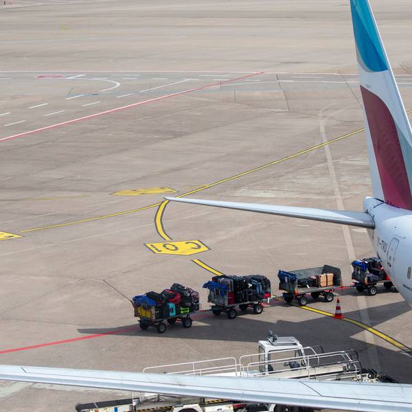Eine Passagiermaschine der Fluggesellschaft Eurowings steht auf dem Flughafen Köln/Bonn.