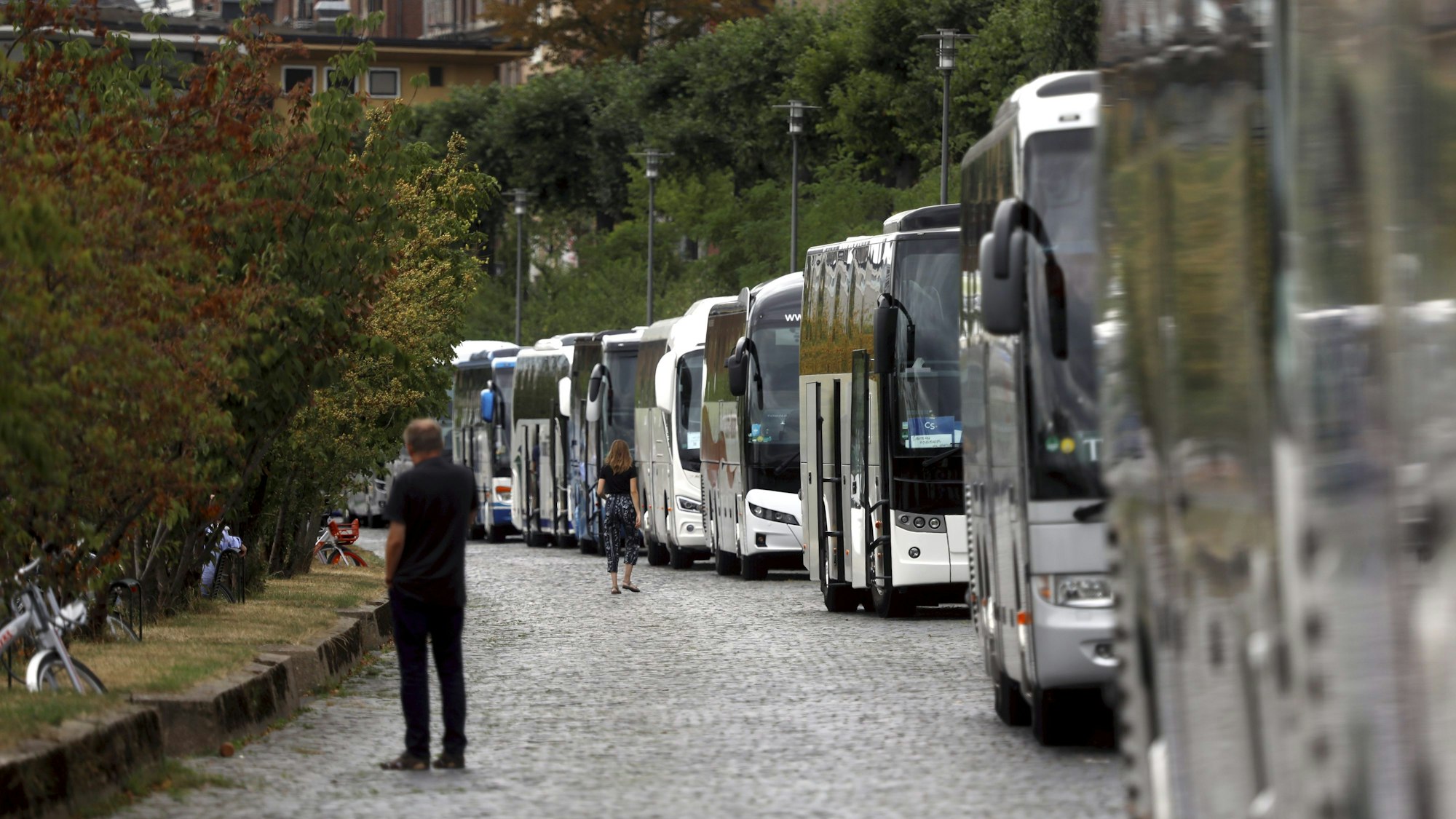 Reisebusse parken am im August 2019 am Rheinufer in Höhe der Bastei. Das ist seit der Sperrung der Zufahrt nicht mehr möglich.