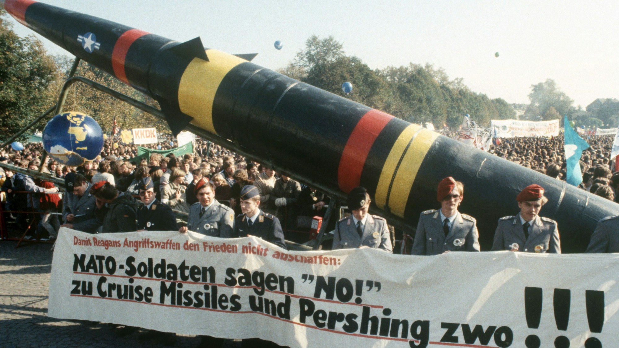 Soldaten der Bundeswehr beteiligen sich am 22. Oktober 1983 am Protest der Friedensbewegung im Bonner Hofgarten gegen die Stationierung von US-Mittelstreckenraketen in Europa. durch die Nato. Sie stehen mit einem Transparent vor der Attrappe einer Pershing-II-Rakete.