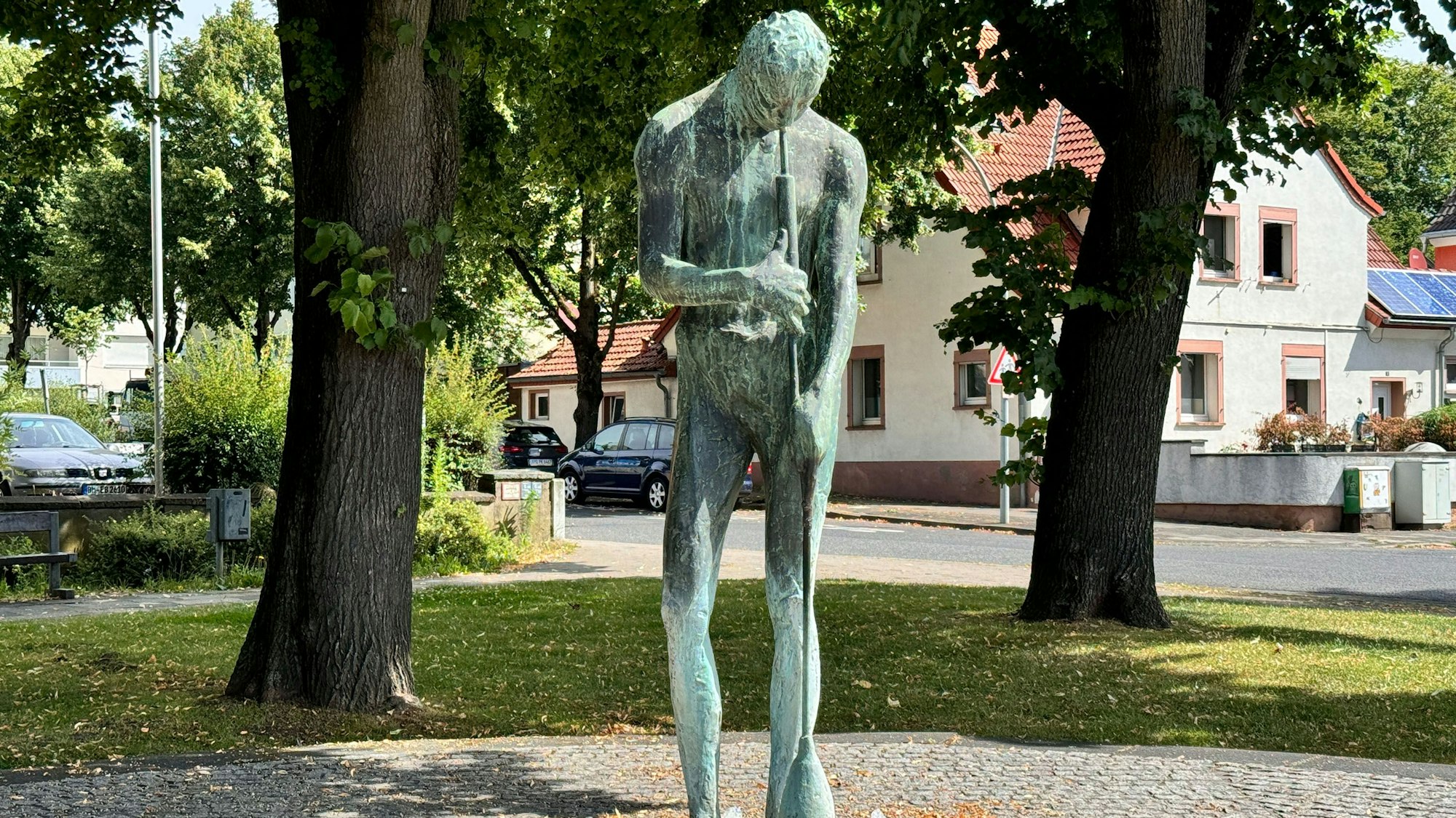 Zu sehen ist ein Brunnen in der Form eines Glasbläsers.