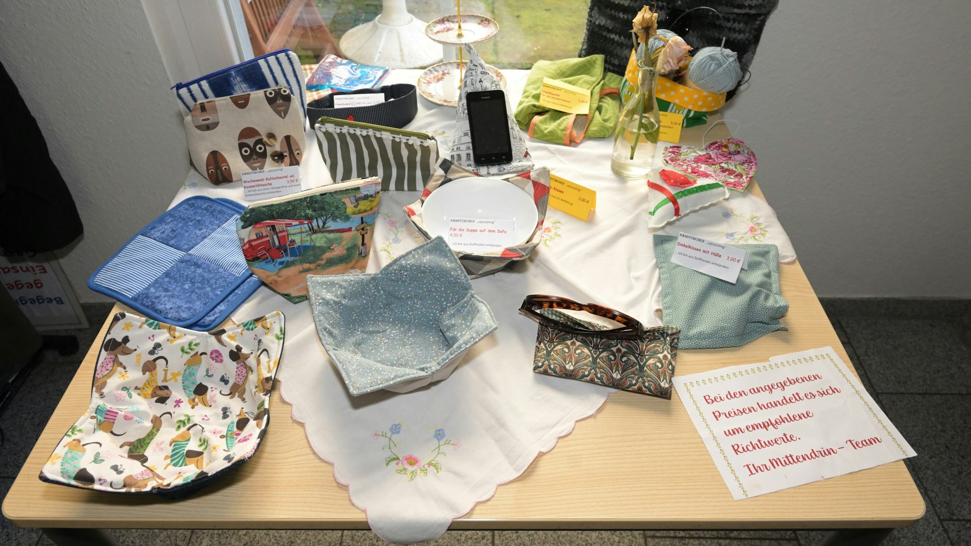 Ihre Upcycling – Gegenstände verkaufen sie im Haus der Caritas.