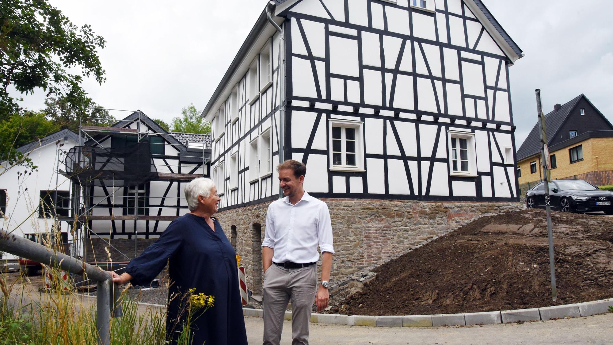 Dorothee Faulenbach und Christoph Garten vor dem alten Gebäude.