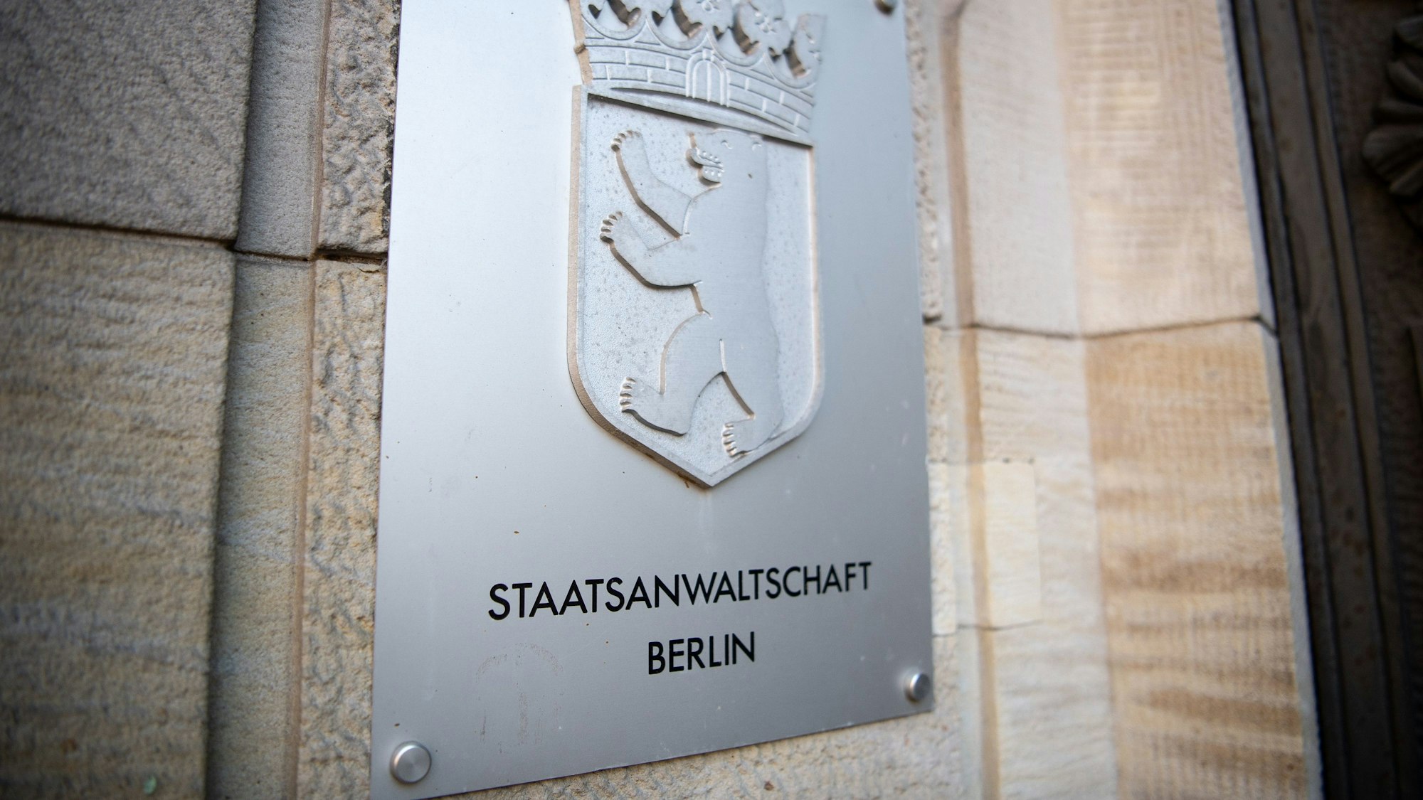Das Schild mit der Aufschrift «Staatsanwaltschaft Berlin» am Eingang des Gerichts in Moabit.
