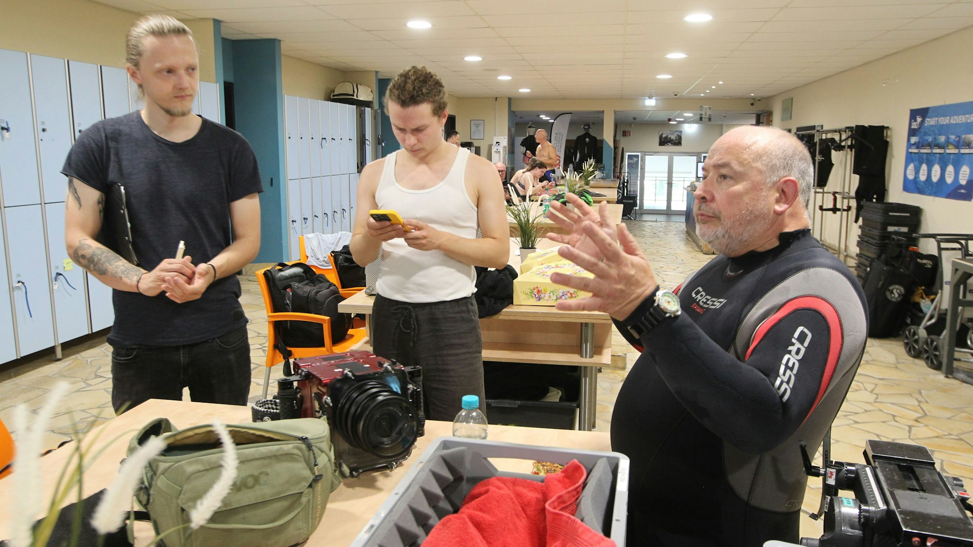 Profitaucher Sven Fink (rechts) mit den Studenten Moritz Marquardt (Mitte) und Regisseur Lars Bürmann im Vorbereitungsgespräch: