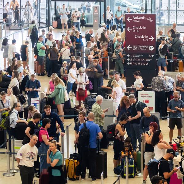 19.07.2024, Brandenburg, Schönefeld: Passagiere warten am Hauptstadtflughafen BER vor Check-in-Schaltern. Am Flughafen BER ist der Flugverkehr eingestellt worden. Als Grund dafür werden technische Probleme genannt. Foto: Christoph Soeder/dpa +++ dpa-Bildfunk +++