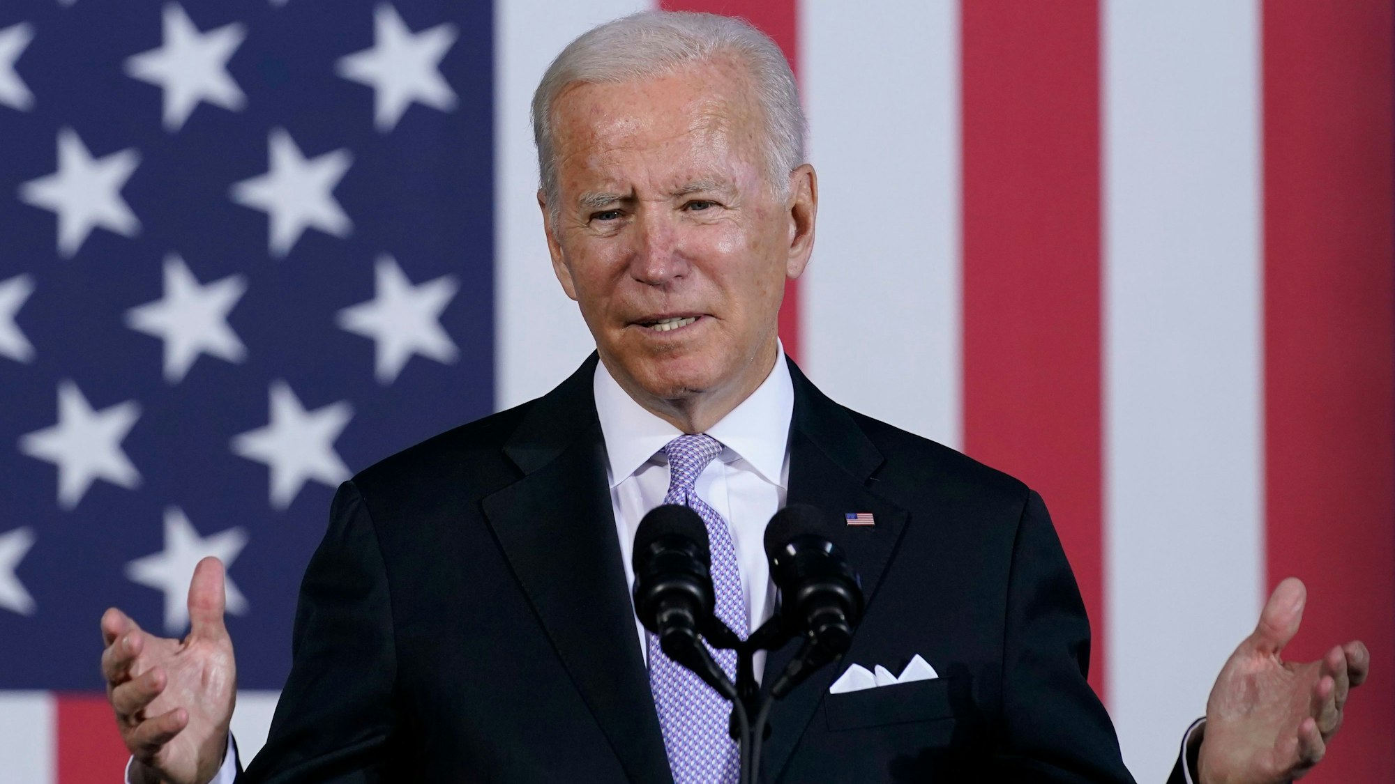 Joe Biden, Präsident der USA, spricht über seinen Infrastrukturplan und seine innenpolitische Agenda während eines Besuchs im Electric City Trolley Museum.