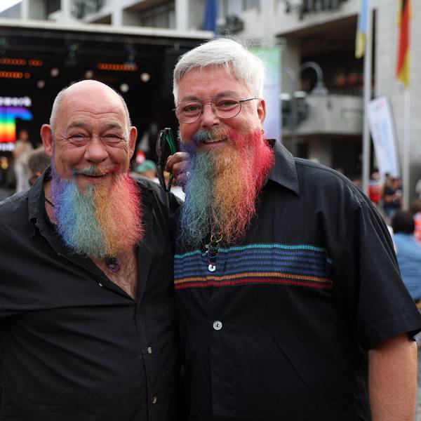 19.07.2024
Köln:
Cologne Pride (CSD) in der Kölner Altstadt.
Bühne am Altermarkt
Andreas und Georg mit guten Bärten
Foto: Martina Goyert