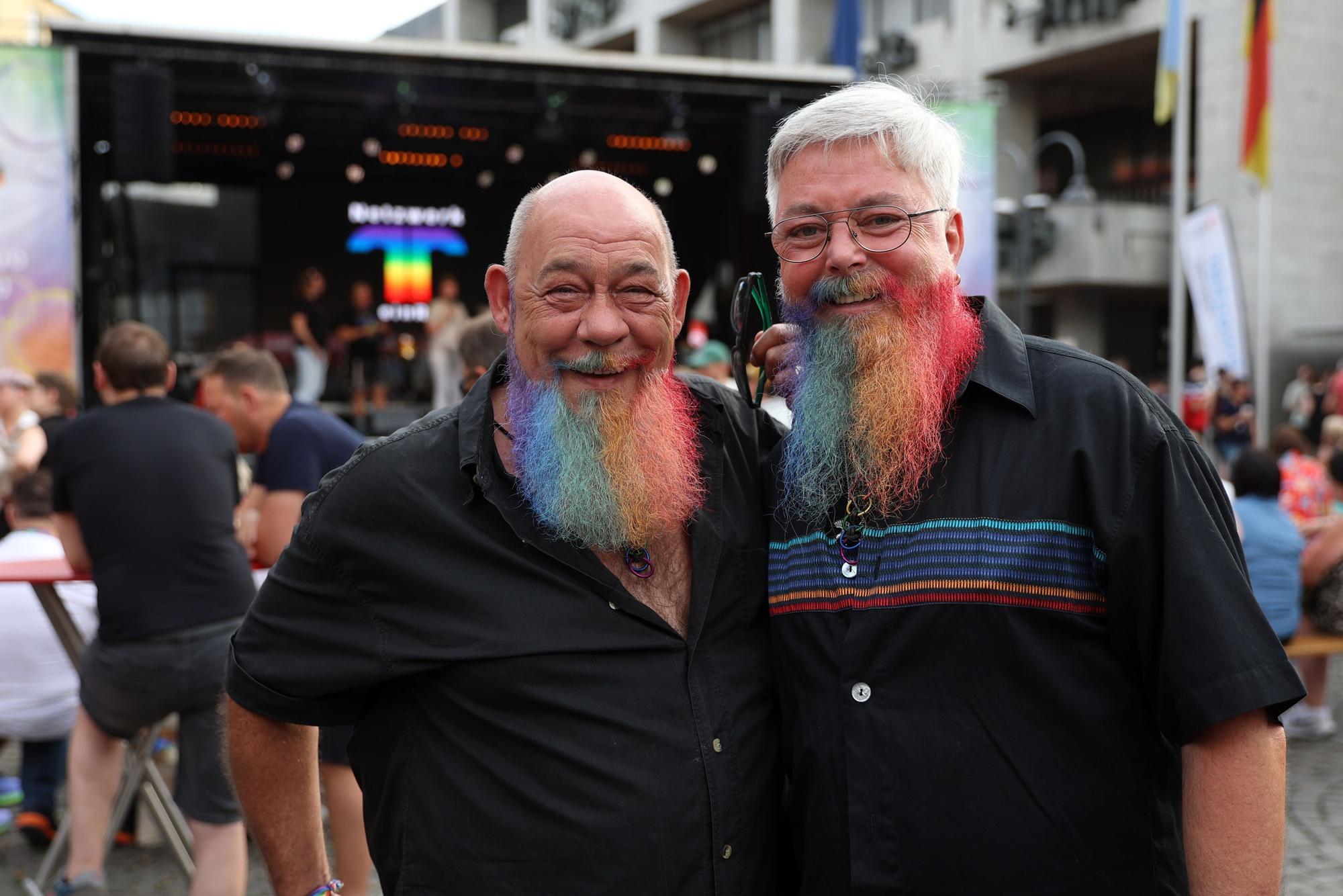 19.07.2024
Köln:
Cologne Pride (CSD) in der Kölner Altstadt.
Bühne am Altermarkt
Andreas und Georg mit guten Bärten
Foto: Martina Goyert